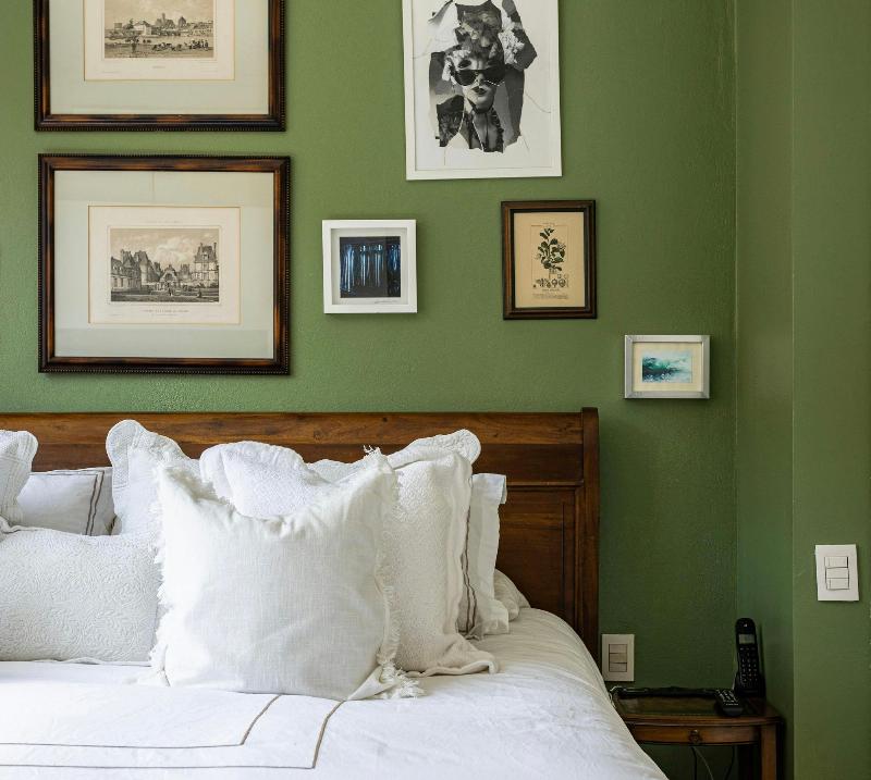 Une ambiance de chambre cocooning avec une décoration douce, des couleurs apaisantes et une idée de peinture de chambre invitante.